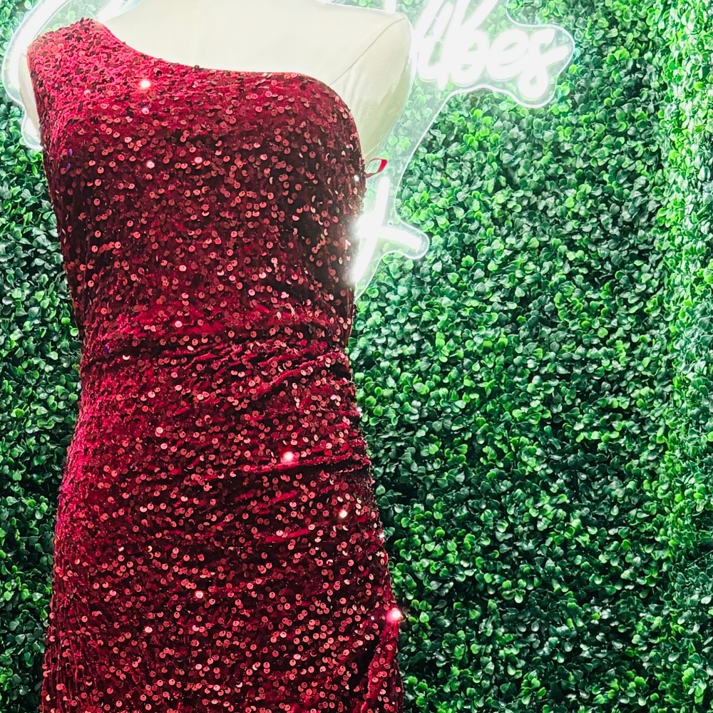 ✨ One-Shoulder Red Sequin Gown – Floor Length – Statement Dress ✨